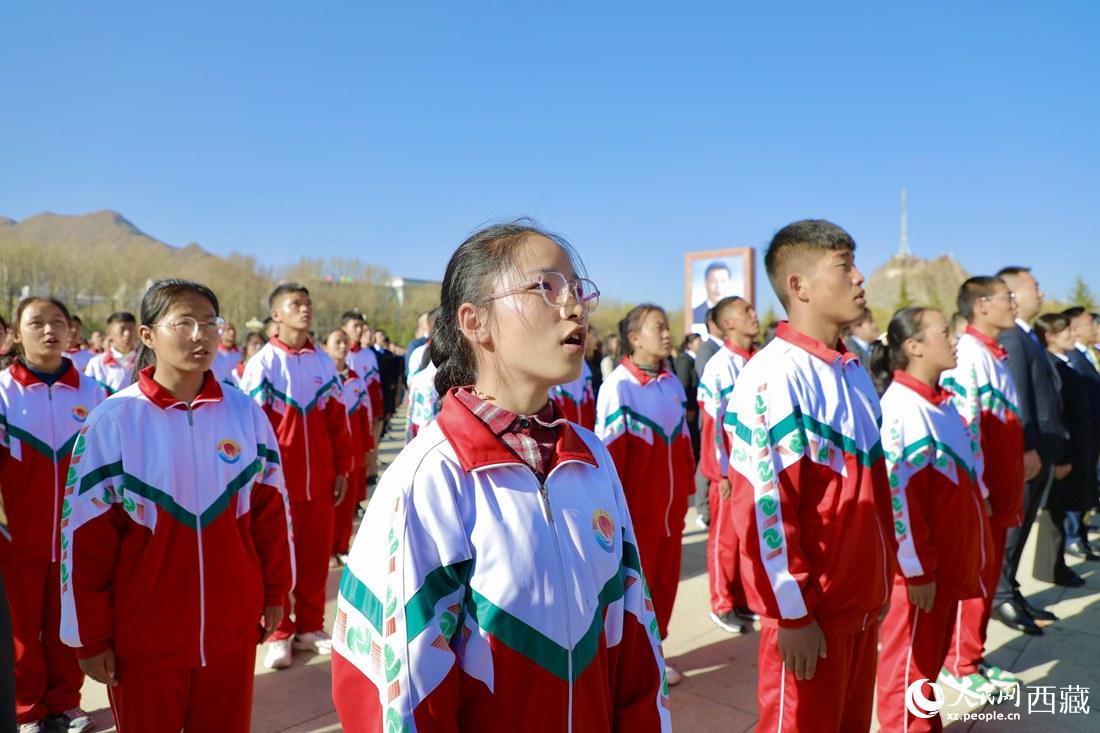 全體奏唱國歌。人民網(wǎng) 次仁羅布攝