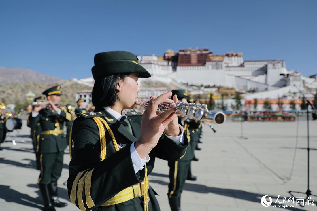 軍區(qū)文工團奏響國歌。人民網(wǎng) 次仁羅布攝