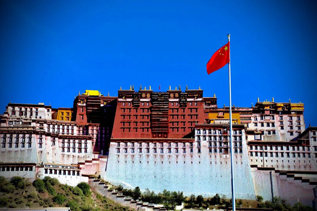 五星紅旗迎風飄揚。人民網(wǎng) 次仁羅布攝