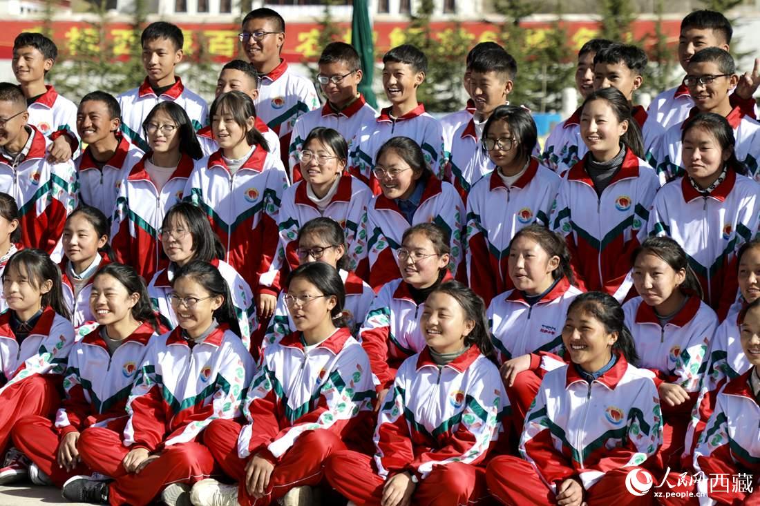 學生代表們合影留念。人民網(wǎng) 次仁羅布攝