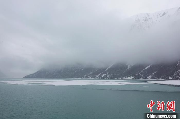 然烏湖春雪飄落?！∪轿木?攝