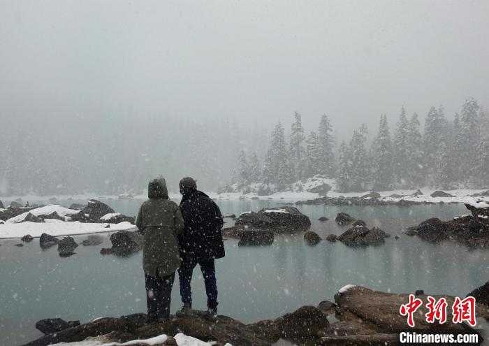 游客欣賞雪中然烏湖?！∪轿木?攝