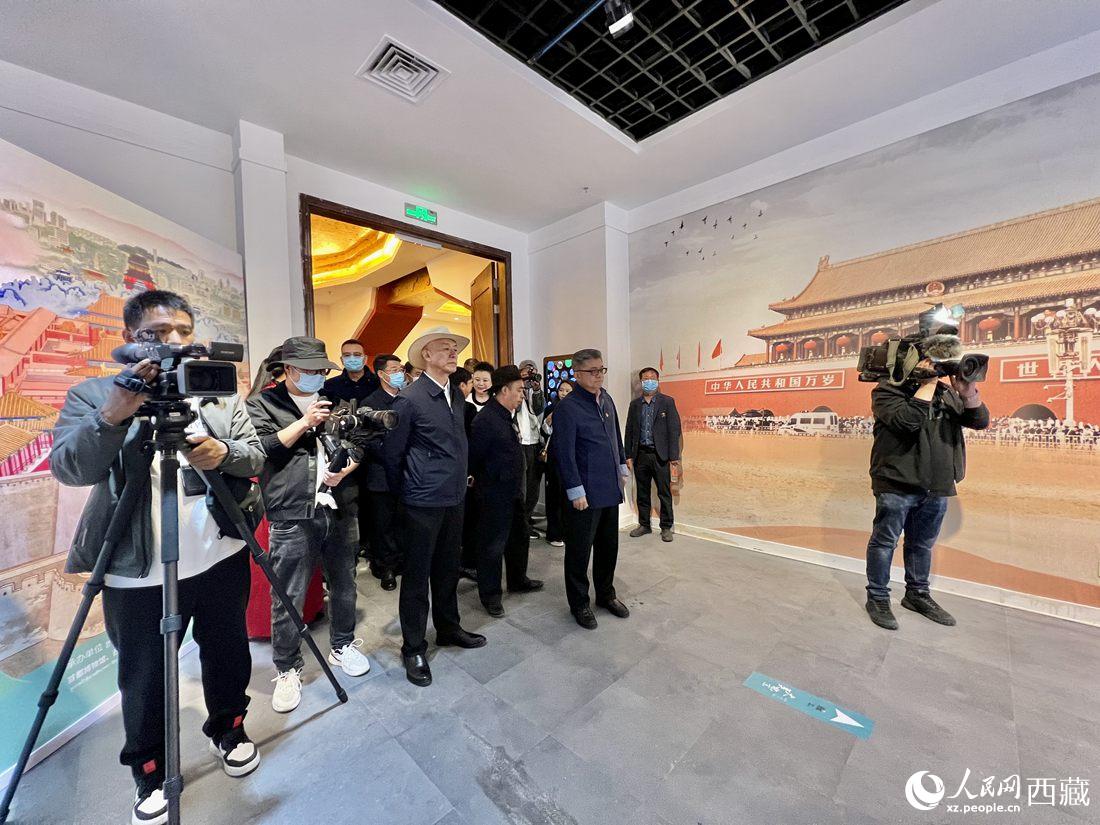 參觀《“讀城——大美北京”西藏巡展》展廳。 人民網(wǎng) 次仁羅布攝