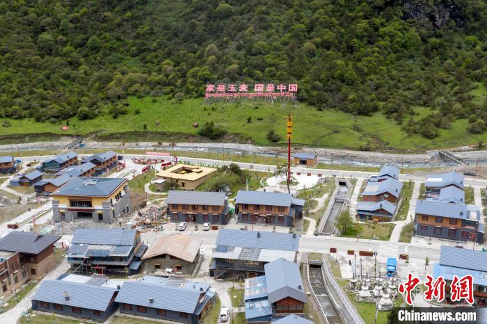 “家是玉麥 國(guó)是中國(guó)”的大字豎立在玉麥鄉(xiāng)旁的山腳上。　楊華峰 攝