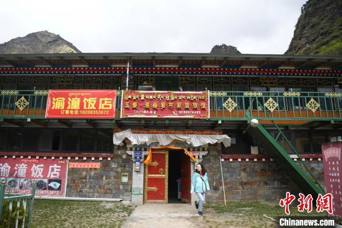 玉麥鄉(xiāng)里修建了飯店與旅館?！钊A峰 攝