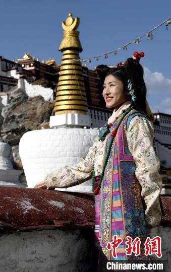 西藏自治區(qū)級非遺項目——拉薩服飾，圖為舊時拉薩貴族婦女的裝扮。