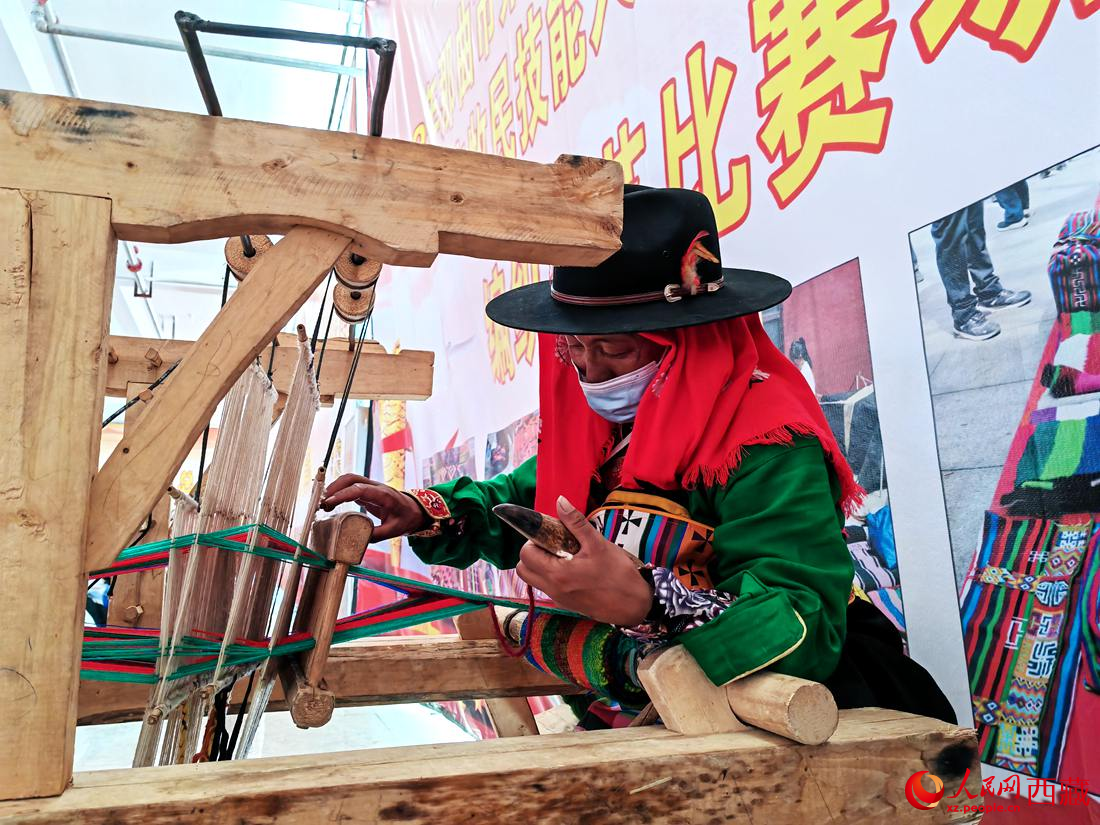 紡織手藝展示。人民網(wǎng) 李海霞攝