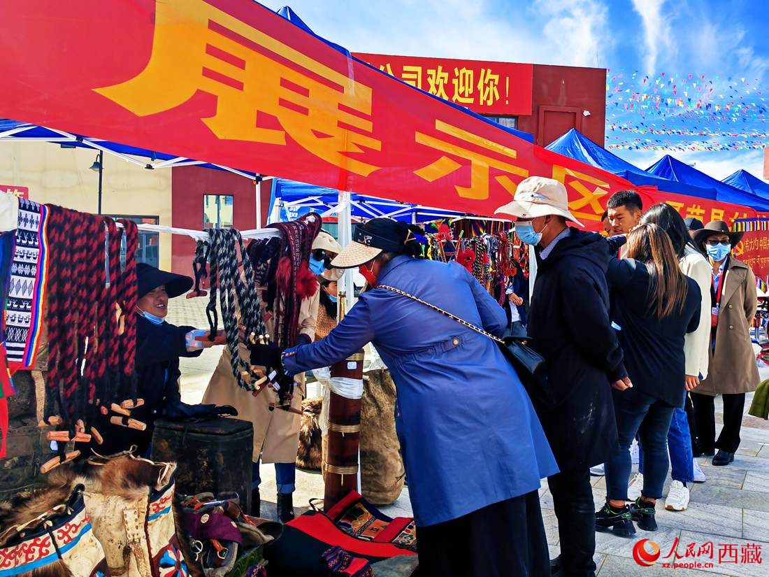 技能大賽現(xiàn)場引來不少客戶。人民網(wǎng) 李海霞攝