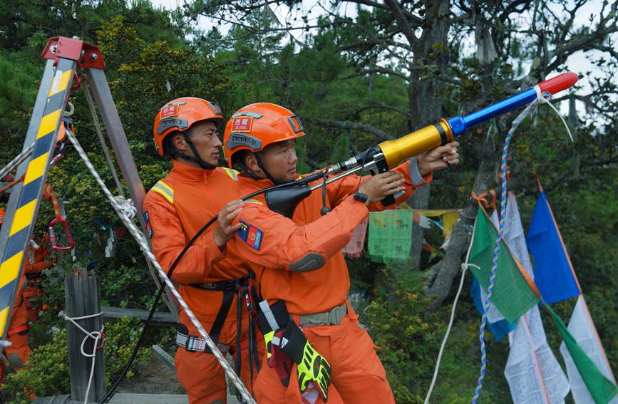 發(fā)射拋投器 。西繞拉翁攝
