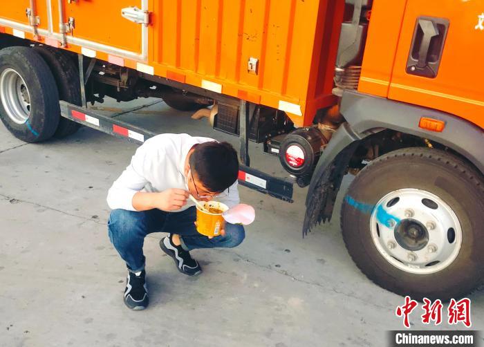 由于沿路疫情原因，閆光宇和朋友只能在服務(wù)區(qū)簡(jiǎn)餐?！∴嵟?攝