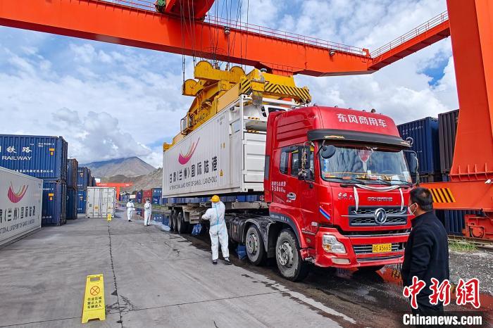 援助物資卸車現(xiàn)場?！F青藏集團有限公司拉薩車務段 供圖