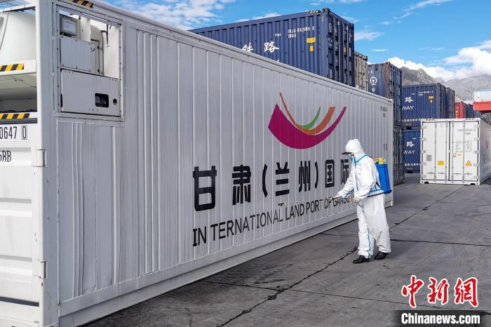 9月9日，甘肅省援助拉薩700噸生活物資“乘冷鏈專列”抵達拉薩?！F青藏集團有限公司拉薩車務段 供圖