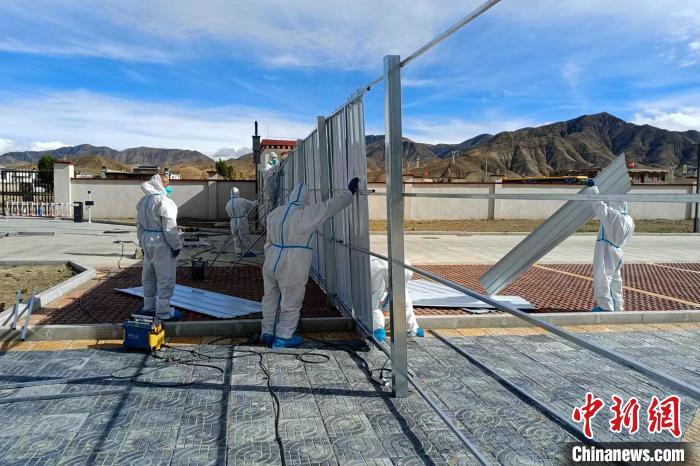 西藏金塔建設集團有限公司職工支援日喀則方艙建設?！∈茉L者供圖