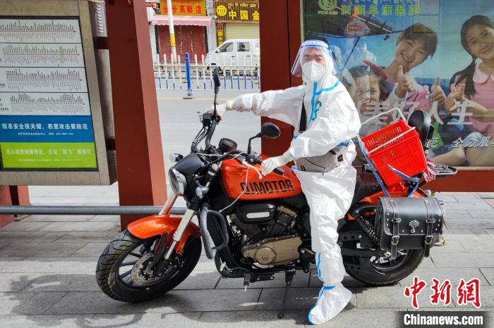 圖為西藏阜康醫(yī)療工作人員騎摩托為居家防疫市民送藥?！∈茉L者供圖
