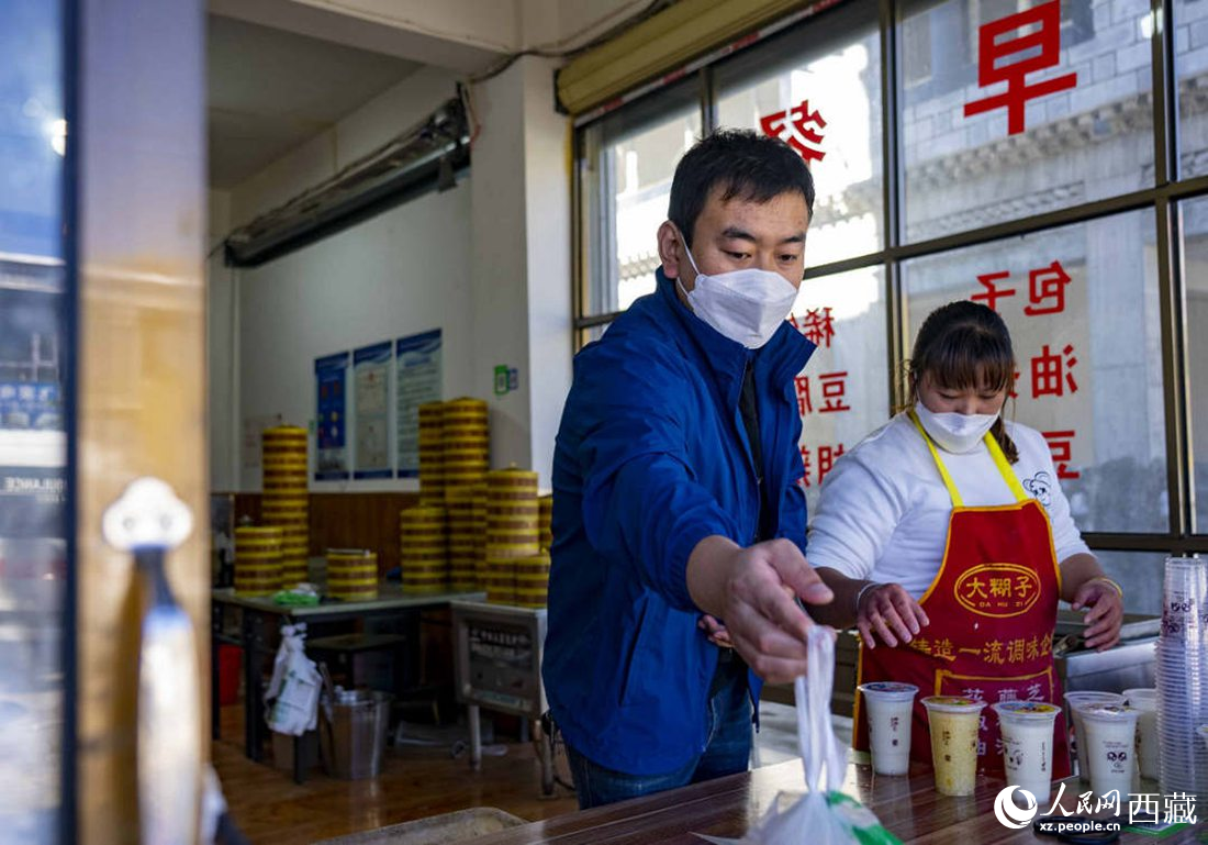 市民購買早餐。人民網(wǎng) 次仁羅布攝