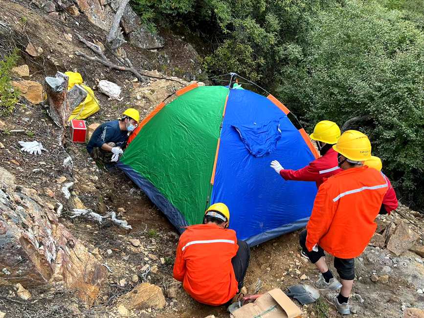 9月15日，電力施工人員正在施工點(diǎn)附近搭建暫居帳篷。白瑪多吉攝