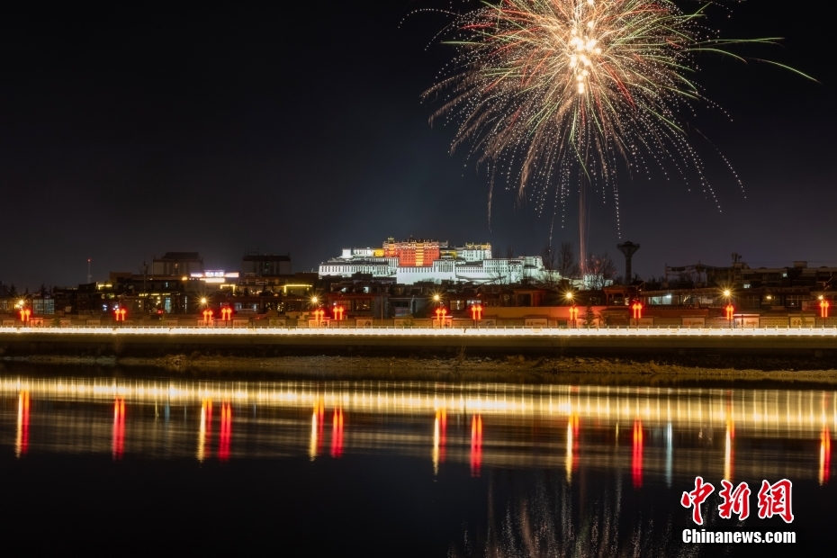 資料圖為2022年3月1日，拉薩迎來(lái)藏歷新年“古突夜”，煙花與被燈光照亮的布達(dá)拉宮交相輝映。 <a target='_blank' href='/'><p  align=