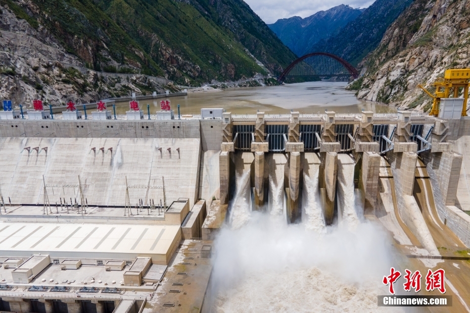 資料圖為2021年8月7日，西藏山南雅魯藏布江上的藏木水電站。（無(wú)人機(jī)畫(huà)面） <a target='_blank' href='/'><p  align=