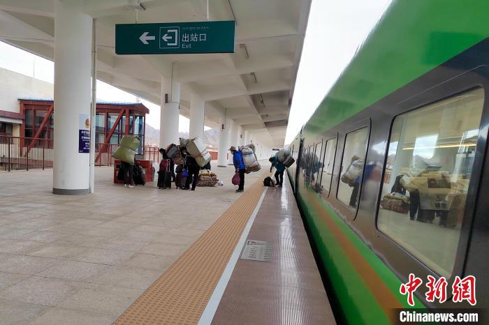 乘客乘復(fù)工專(zhuān)列抵達(dá)日喀則?！±_車(chē)務(wù)段 供圖