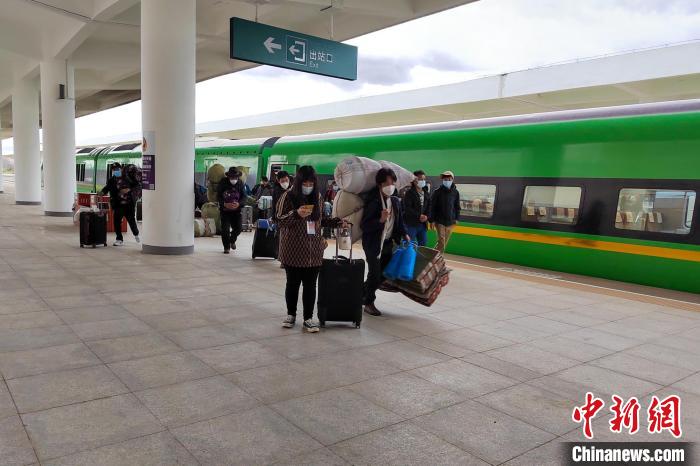 10月6日，乘客乘復(fù)工專(zhuān)列抵達(dá)日喀則?！±_車(chē)務(wù)段 供圖