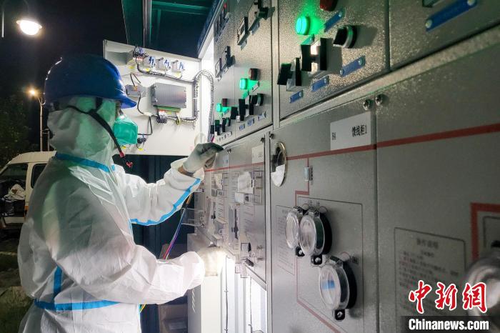 西藏電力部門順利完成方艙醫(yī)院供電設(shè)備安全可靠接入?！⊥醮箫w 攝