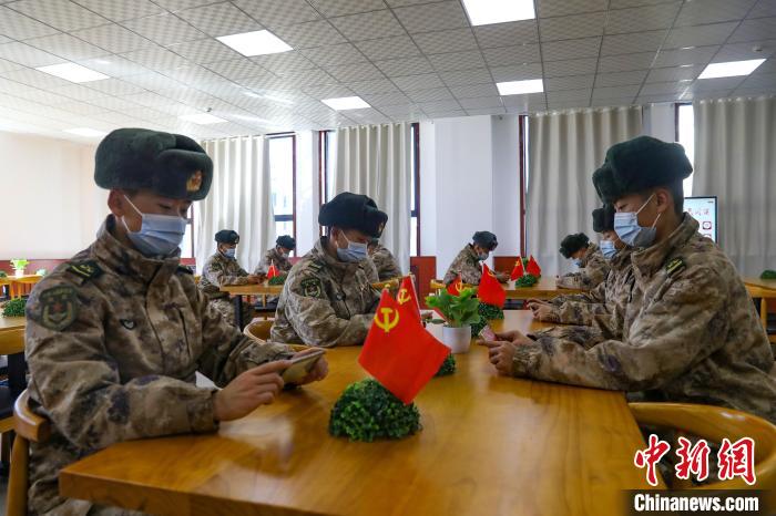 圖為阿里軍分區(qū)某邊防團(tuán)組織官兵通過手機(jī)收聽收看二十大開幕盛況。　劉曉東供圖