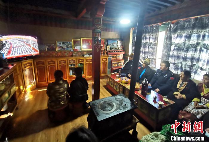 圖為西藏普蘭出入境邊防檢查站斜爾瓦執(zhí)勤點(diǎn)移民管理警察與駐地民眾一起收看二十大開幕盛況?！」鶗怨?攝
