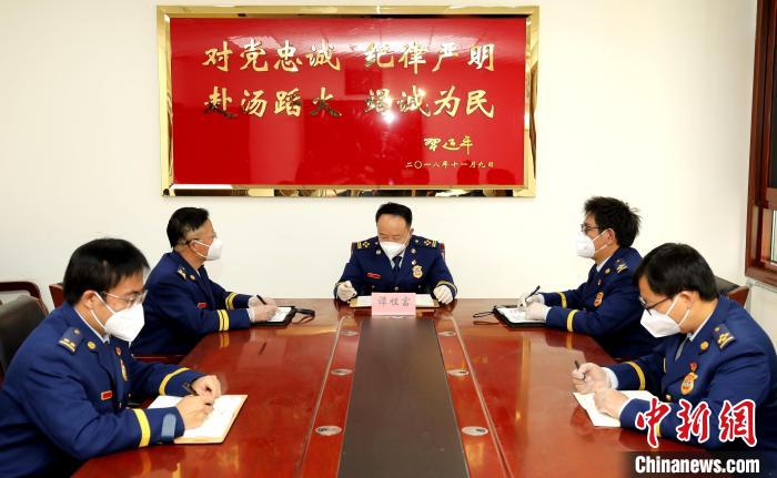 圖為西藏森林消防總隊(duì)在二十大開幕會(huì)結(jié)束后組織學(xué)習(xí)討論。　西藏森林消防總隊(duì)供圖