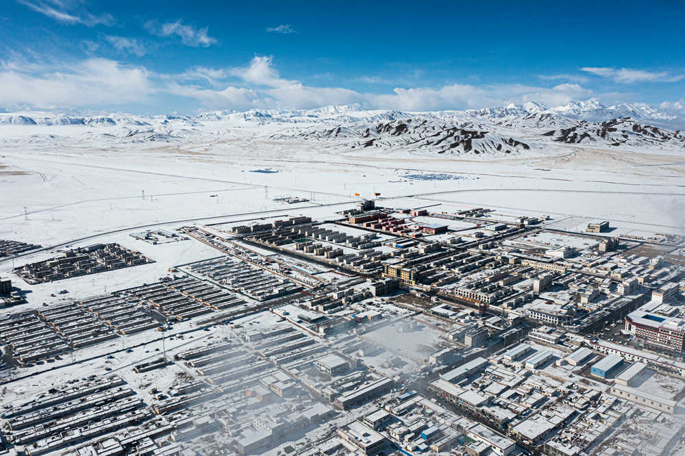 西藏阿里地區(qū)改則縣迎來初雪，銀裝素裹，美如畫卷。