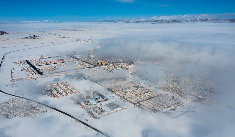 西藏阿里地區(qū)改則縣迎來初雪，銀裝素裹，美如畫卷。