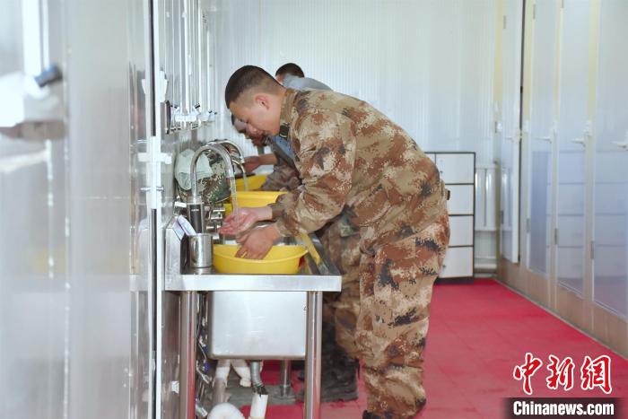 圖為阿里軍分區(qū)某邊防團(tuán)官兵在新建水房洗漱?！詵| 攝