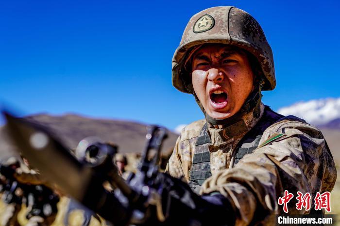 官兵正在進行刺殺操訓(xùn)練?！∥鞑厣侥宪姺謪^(qū)某團供圖