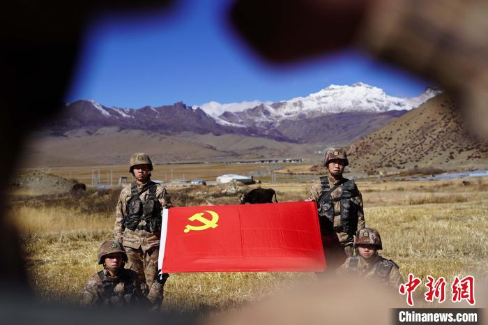 指導(dǎo)員楊磊帶領(lǐng)官兵重溫入黨誓詞?！∥鞑厣侥宪姺謪^(qū)某團供圖