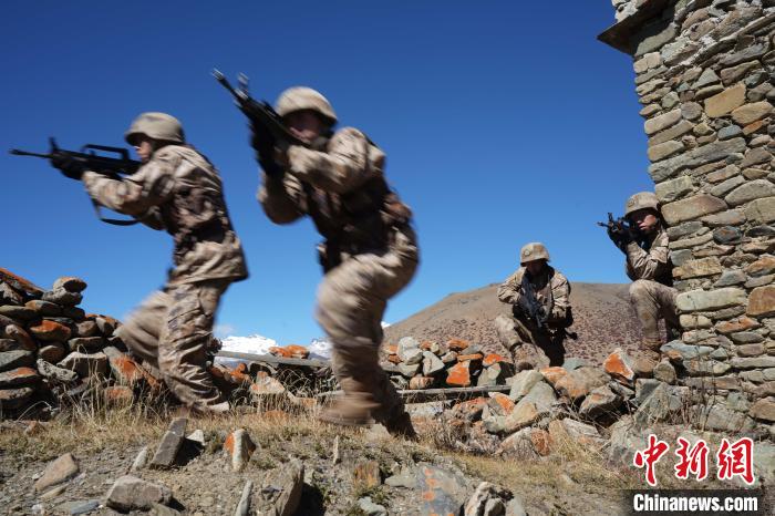 官兵正在進行戰(zhàn)術(shù)綜合訓(xùn)練。　西藏山南軍分區(qū)某團供圖