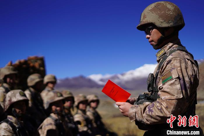 訓(xùn)練間隙，楊磊正在為官兵作宣講?！∥鞑厣侥宪姺謪^(qū)某團供圖