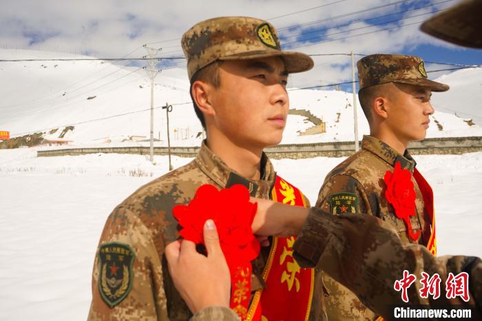 退伍老兵合照留念。　西藏山南軍分區(qū)某團供圖