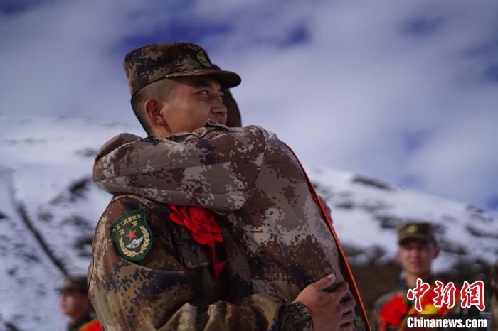 退伍老兵相擁留念?！∥鞑厣侥宪姺謪^(qū)某團供圖
