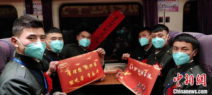 退伍老兵在退伍專列上合影留念。　西藏山南軍分區(qū)某團供圖