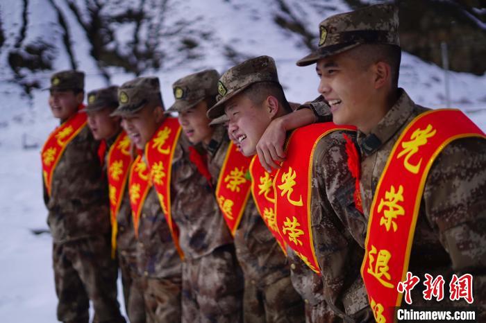 退伍老兵合照留念?！∥鞑厣侥宪姺謪^(qū)某團供圖