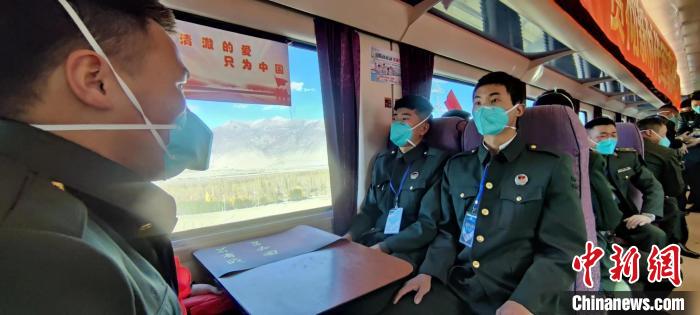 退伍老兵乘坐在退伍專列。　西藏山南軍分區(qū)某團供圖
