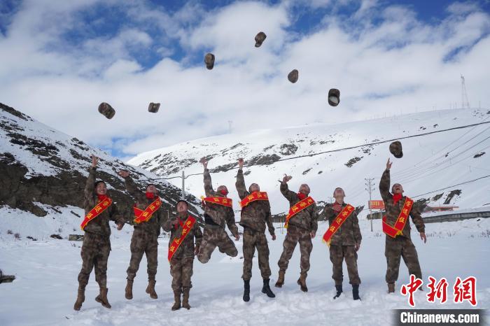 退伍老兵飛帽留念。　西藏山南軍分區(qū)某團供圖
