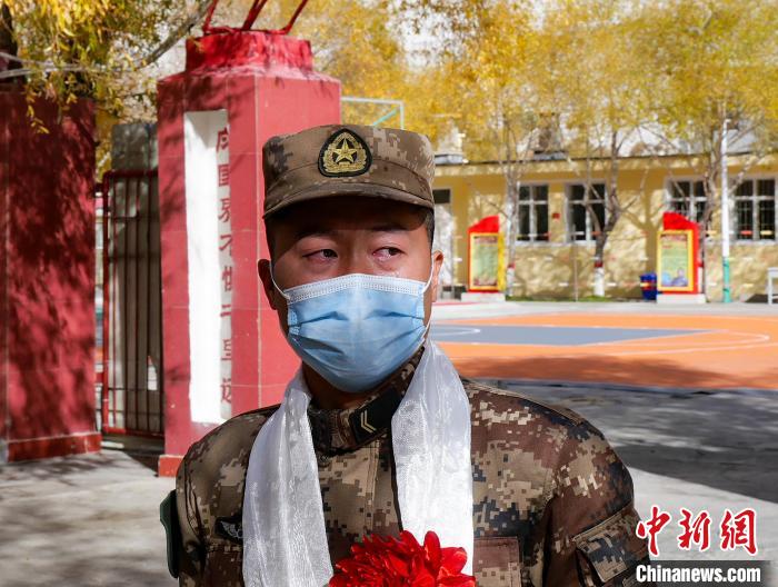 圖為什布奇邊防連退伍老兵臨別前再看一眼連隊(duì)。　劉曉東 攝