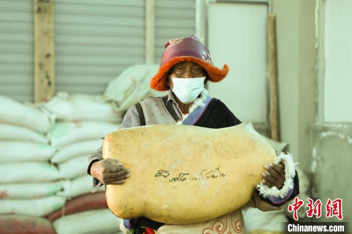 圖為茶措村牧區(qū)改革合作社酥油分紅現(xiàn)場?！∷骼嗜是?攝