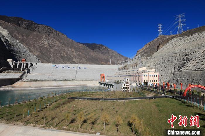 圖為金沙江上游蘇洼龍水電站?！⊥趵?攝