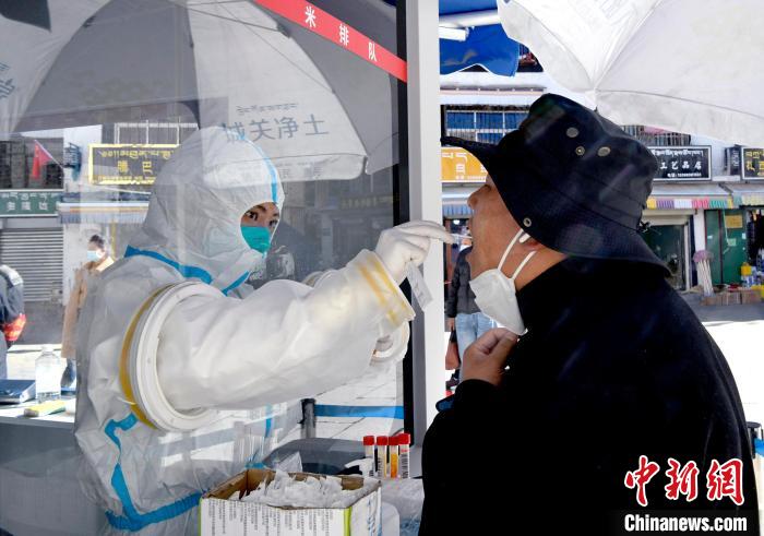 12月7日，拉薩市民正在進(jìn)行核酸檢測(cè)?！±盍?攝