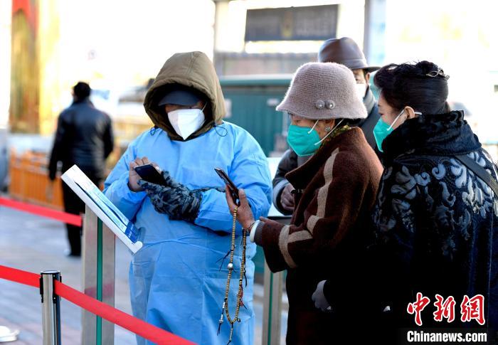 12月7日，拉薩市民掃碼進(jìn)入銀行辦理業(yè)務(wù)?！±盍?攝