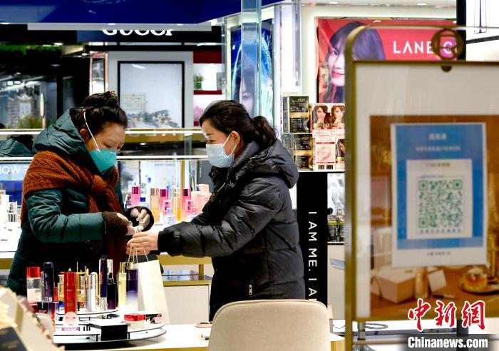 12月7日，拉薩，市民掃碼進(jìn)入拉薩百貨大樓選購(gòu)護(hù)膚品。　李林 攝