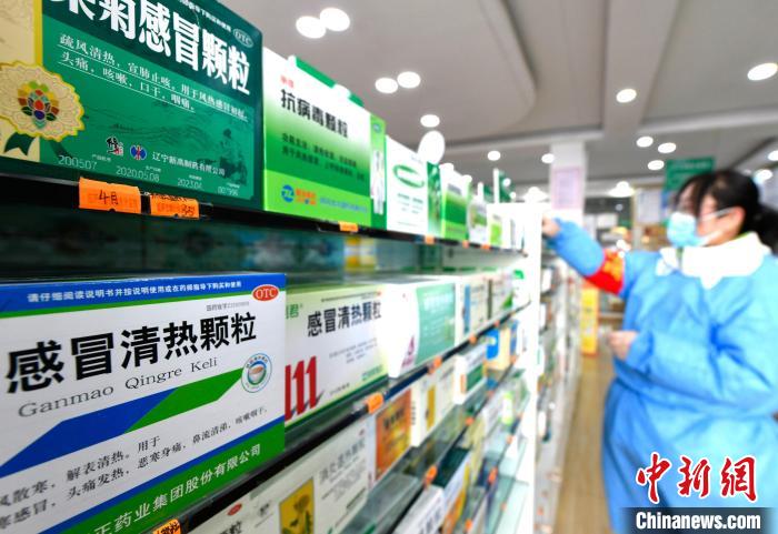 12月7日，拉薩宇拓路一藥店工作人員正在整理店內(nèi)的感冒類(lèi)藥品。　李林 攝