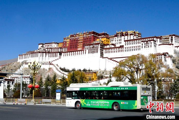 12月7日，一輛公交車(chē)從拉薩市城關(guān)區(qū)北京中路駛過(guò)?！±盍?攝