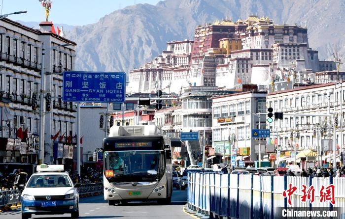 12月7日，一輛公交車(chē)從拉薩市城關(guān)區(qū)北京東路駛過(guò)。　李林 攝